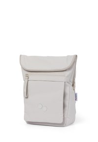 Hellgrauer Rucksack mit Rollverschluss, Vordertasche mit Reißverschluss und zwei runden Akzenten. Hergestellt aus strapazierfähigem Stoff mit glatter Textur.