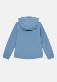Veste à capuche bleu clair en matériau lisse et résistant. Présente des poignets élastiques et un logo dans le dos près de l'encolure.