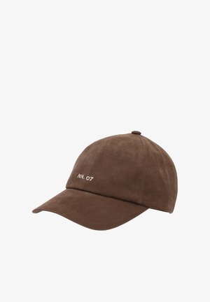 Braune Baseballkappe aus weichem Stoff mit gebogenem Schirm und kleinem weißen Text "NN. 07" auf der Vorderseite.