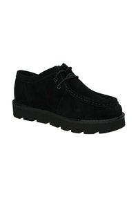 Scarpa nera in suede con lacci, caratterizzata da una punta arrotondata e una suola nera robusta e spessa. Cuciture dettagliate visibili lungo il bordo superiore.