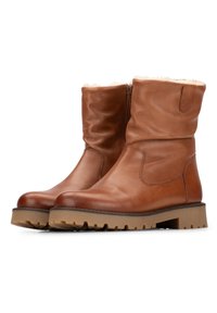 Botas de cuero marrón hasta el tobillo con un interior suave de pelo sintético, diseño arrugado, textura lisa y suelas de goma duraderas con un patrón de tracción.