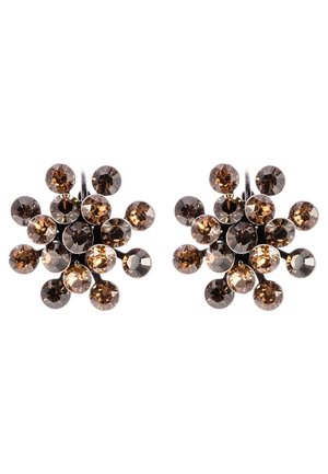 Paire de boucles d’oreilles rondes en grappe avec des pierres précieuses facettées brun foncé et ambre disposées selon un motif floral.