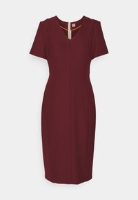 Robe bordeaux longueur genou avec manches courtes, encolure en V et taille cintrée, présentée sur fond blanc.