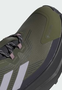 Adidas Terrex Chaussures de running - olive strata   silver dawn   aurora black