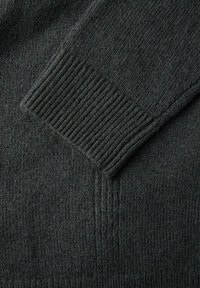 Dunkelgrüner, gestrickter Pullover mit detaillierter Rippbündchen und strukturiertem Körper. Hergestellt aus weichem Stoff mit einem leichten Glanz.
