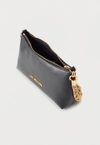 Μαύρο δερμάτινο clutch με χρυστό φερμουάρ, χρυσή αλυσίδα ιμάντα και χρυσό λογότυπο "LOVE MOSCHINO" στο μπροστινό μέρος, απεικονιζόμενο σε λευκό φόντο.