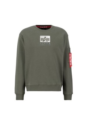 Olivgrön sweatshirt i bomullsblandning. Har en vit logotyp på bröstet och en ärmficka med dragkedja och en röd etikett. Ribbad mudd och nederkant.