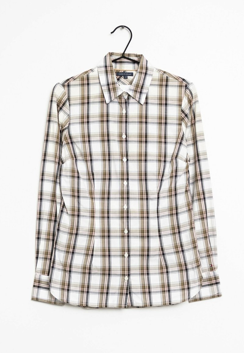 Camisa de cuadros de manga larga con base blanca y cuadros marrones y negros, con botones en la parte delantera y un cuello clásico. Fabricada con un tejido ligero.