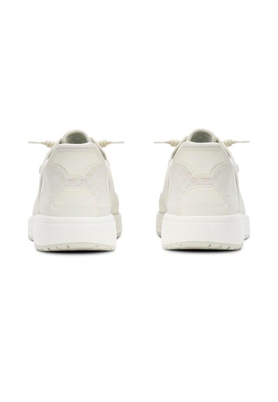Des chaussures beige clair avec une tige en maille texturée, un bout arrondi et des languettes. Elles disposent d'une semelle en caoutchouc blanc avec des détails de semelle pour une meilleure adhérence.