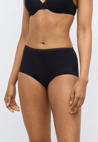 Μαύρο βαμβακερό σλιπ με δαντέλα στο λάστιχο της μέσης. Λεπτή υφή, πλήρης κάλυψη, απαλό ύφασμα και χωρίς ορατά σχέδια.