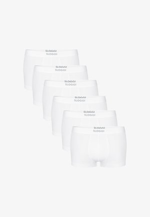Pakket van zes witte boxershorts gemaakt van zachte stof, met een nauwsluitende pasvorm, een elastische tailleband met het "SLOGGI" logo, en geen zichtbare patronen.
