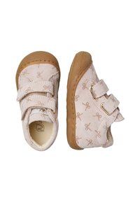 Světle růžové boty pro malé děti s gumovými podrážkami, vzorované malými mašlemi, a zajištěné dvěma suchými zipy na každé botě.