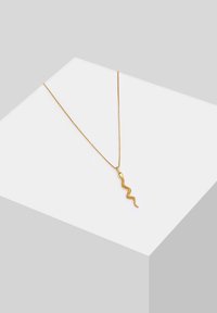 Guldkæde med et zigzag vedhæng. Vedhænget har et struktureret design og er fastgjort til en fin kæde.