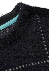 Schwarzer, flauschiger Sweater-Stoff mit strukturierter Oberfläche. Verfügt über einen kontrastierenden türkisfarbenen Kragen und ein graues horizontales Muster entlang der unteren Kante.