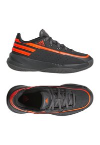 Schwarze Sportschuhe mit grauen und orange Akzenten, die über ein strukturiertes Obermaterial, Perforationen und eine Gummisohle mit einem ausgeprägten Profildesign verfügen.