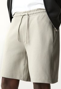 PULL&BEAR JOGGER - BERMUDA - Træningsbukser - mint