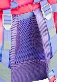 Interno in rete viola con dettagli accentuati in rosa e cinture azzurro chiaro, presenta una finitura testurizzata che migliora la traspirabilità e il supporto.