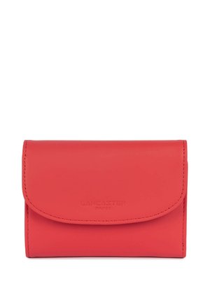 Portefeuille en cuir rouge avec fermeture à rabat, logo embossé sur le devant, texture lisse et forme rectangulaire compacte.