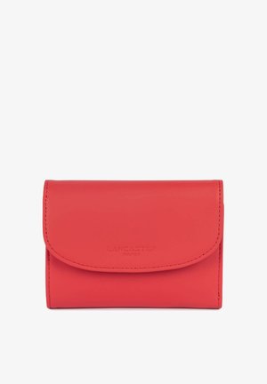 Portefeuille en cuir rouge avec fermeture à rabat, logo embossé sur le devant, texture lisse et forme rectangulaire compacte.