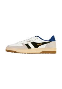 Sneaker bianca con accenti grigi e neri, tallone blu e suola in gomma. Presenta una punta arrotondata e chiusura con lacci. Logo Gola visibile.