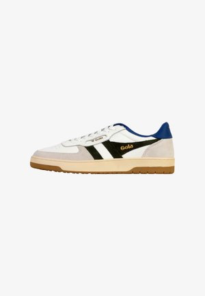 Sneaker bianca con accenti grigi e neri, tallone blu e suola in gomma. Presenta una punta arrotondata e chiusura con lacci. Logo Gola visibile.