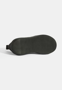 Zwarte rubberen zool met een gestructureerd oppervlak, voorzien van horizontale en verticale groeven voor grip en stabiliteit.