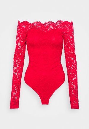 Body in pizzo rosso con spalle scoperte, maniche lunghe trasparenti e motivi floreali, aderente in vita e fianchi.
