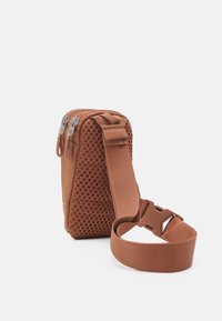 Nike Sportswear ESSENTIALS CROSSBODY UNISEX - Mala a tiracolo - mineral clay/white