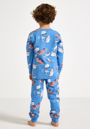 Sininen puuvillainen pyjamapuku, jossa toistuva kuvio palokunnista, ambulansseista ja helikoptereista. Pitkät hihat ja joustavat kalvosimet.