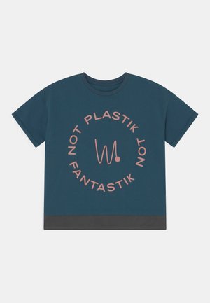 T-shirt de manga curta verde-água com um gráfico circular em rosa com o texto "NOT PLASTIK" e "FANTASTIK", apresentando uma bainha preta em contraste.