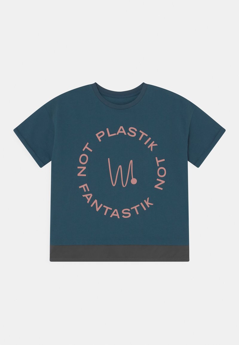 T-shirt de manga curta verde-água com um gráfico circular em rosa com o texto "NOT PLASTIK" e "FANTASTIK", apresentando uma bainha preta em contraste.