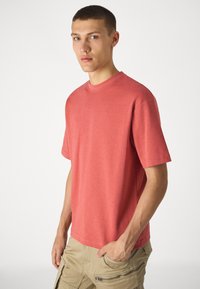 Selected Homme SLH LOOSE OSCAR O NECK TEE - Basic póló - mineral red