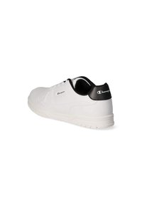 Sneaker bianco con tomaia in pelle liscia, accentuazione nera sul tallone e suola in gomma testurizzata. Presenta lacci e dettaglio con marchio sul lato.