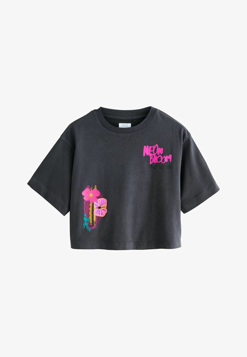 Graues, kurz geschnittenes T-Shirt mit kurzen Ärmeln, verziert mit bunten Blumenmotiven und dem Schriftzug "NEON BLOOM" in Pink. Aus Baumwolle gefertigt, mit lockerem Sitz.