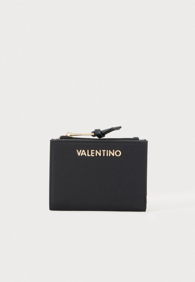 Μαύρο πορτοφόλι Valentino με χρυσό λογότυπο και κόμπο στο φερμουάρ σε απλό ανοιχτό φόντο.