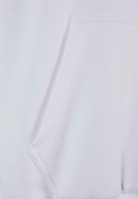 Witte sweatshirt met een textuurafwerking, voorzien van een kangoeroezak en gestikte accenten op de zoom en mouwen.