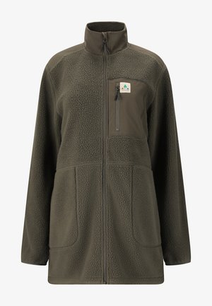 Veste en polaire de couleur vert foncé avec un col haut, fermeture éclair sur le devant, poche poitrine et deux poches latérales. Finition texturée avec des panneaux contrastants.