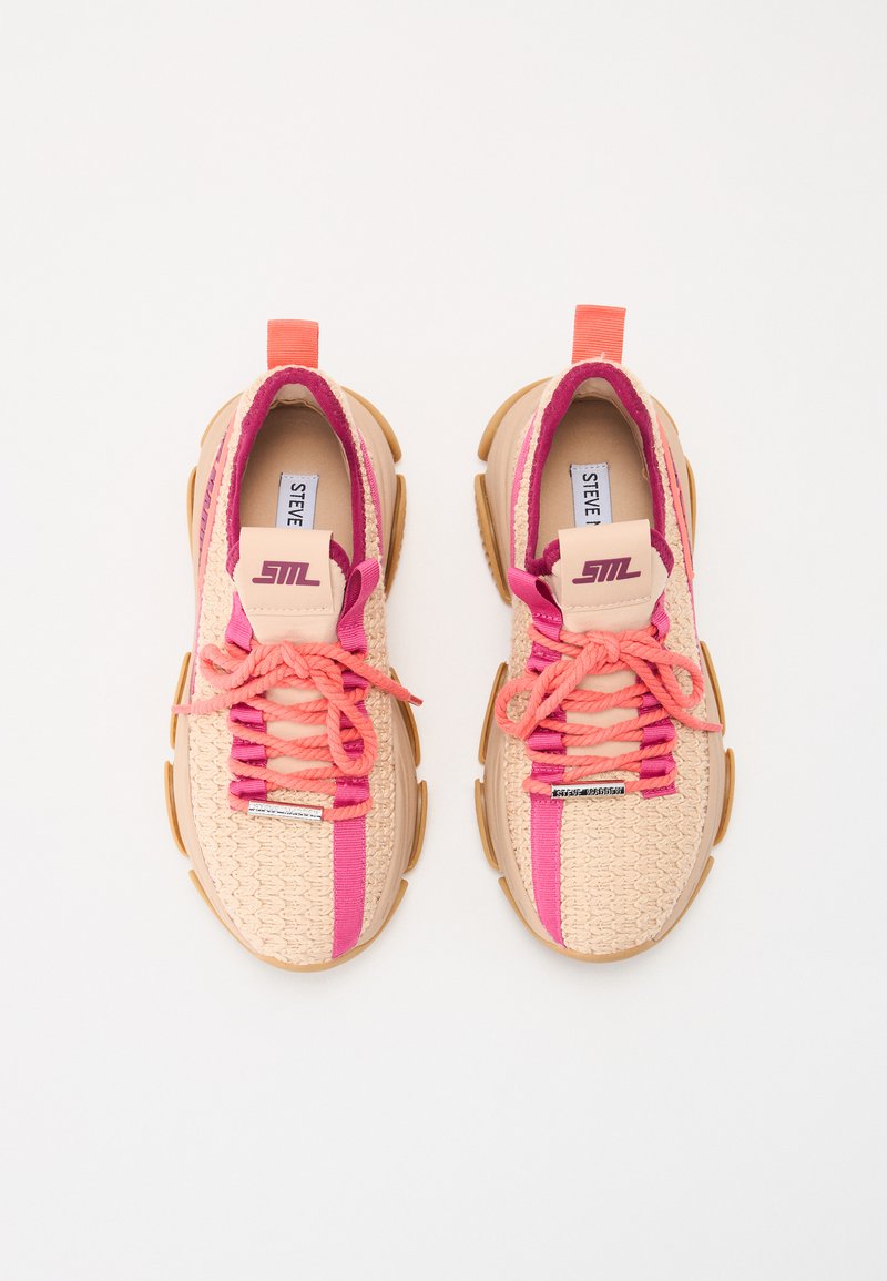 Lichtbruine sneakers met roze accenten, textuurgebreid bovenwerk, dikke rubberen zool en contrasterende veters. Inclusief een lipje aan de hiel voor makkelijk aan- en uittrekken.