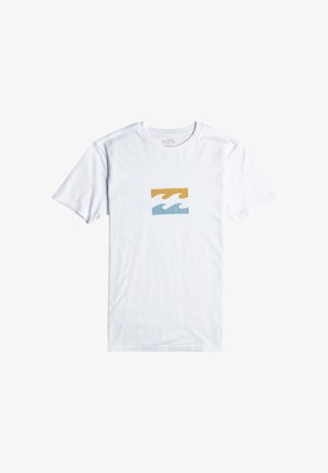 Hvid bomulds T-shirt med et logo bestående af to bølgende former, en i lys blå og den anden i gul, centreret på brystet.