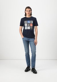 TOM TAILOR DENIM Nyomott mintás póló - sky captain blue