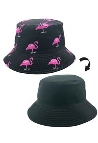 Bucket-Hut aus schwarzem Stoff mit pinken Flamingomustern auf einer Seite und einfarbig schwarz auf der anderen Seite. Glatte Textur, breiter Rand.
