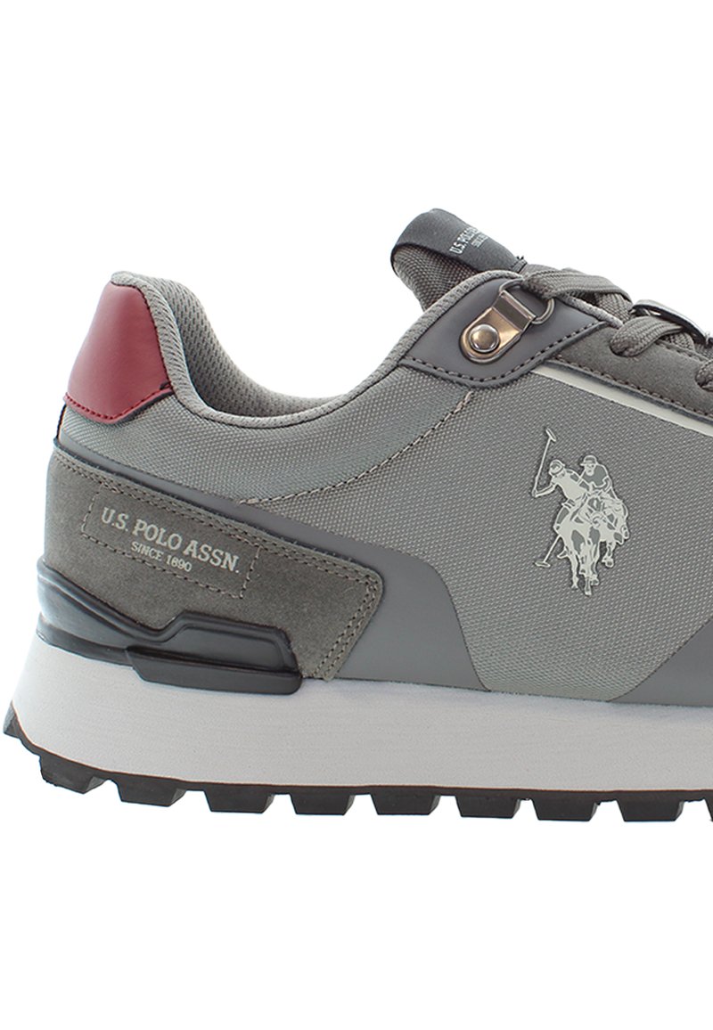 Sneaker grigio e rosso della U.S. Polo Assn. con tessuto testurizzato, dettagli in suede e logo del cavaliere montato sul lato.