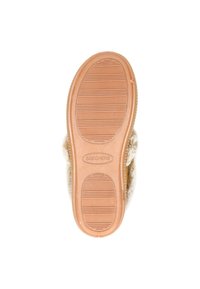 Calzature Skechers con suola in gomma beige caratterizzata da scanalature orizzontali, parte superiore morbida simile alla pelliccia e design a punta rotonda.