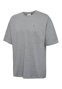 T-shirt gris uni à manches courtes avec un petit emblème d'abeille noir et blanc sur la poitrine gauche, col rond et coupe décontractée.
