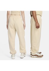 Nike Sportswear W NSW CLUB FLC MR PANT OS - Träningsbyxor - sand drift white