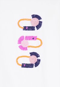 Projekt z koralików przedstawiający trzy abstrakcyjne kształty w różowym, fioletowym i pomarańczowym na białym tle, z misternymi teksturami szczegółowo opisującymi każdy kształt.