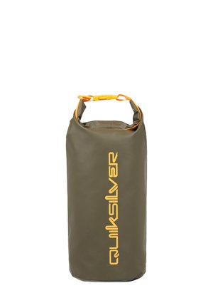 Wodoodporna torba na sucho w kolorze oliwkowej zieleni z zamknięciem na zwijany wierzch i żółtym logo "Quiksilver" wydrukowanym pionowo z przodu.