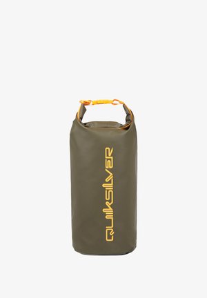 Olijfgroene waterdichte drybag met oprolbare sluiting en geel "Quiksilver" logo dat verticaal op de voorkant is gedrukt.
