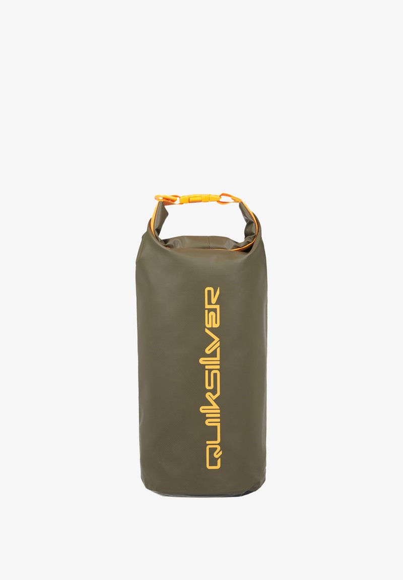 Sac étanche vert olive avec fermeture roulée et logo "Quiksilver" jaune imprimé verticalement à l'avant.
