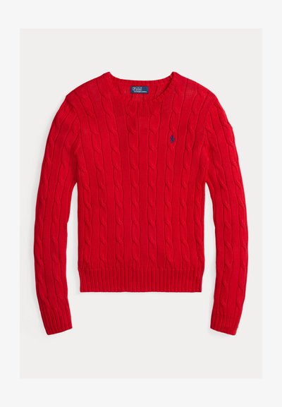 Κόκκινο πλεκτό πουλόβερ με σχέδιο καλωδίου, στρογγυλή λαιμόκοψη, μακριά μανίκια και ριμπ μανσέτες και τελείωμα. Μικρό μπλε λογότυπο στο στήθος.